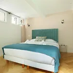 Apartment Center Of Paris By Studio Prestige